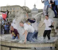  ?? BARTOLETTI ?? La città invasa dall’allegria, qui il bagno nella fontana