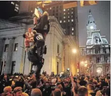  ?? MATT ROURKE THE ASSOCIATED PRESS ?? Philadelph­ia police answered more than a few calls Sunday night about Eagles fans climbing poles.