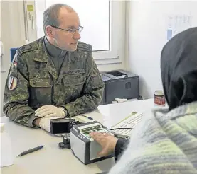  ?? EFE ?? Huellas digitales.
Una refugiada siria, tras llegar a Erding, Alemania.