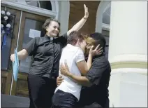  ?? MARYALICE WEEKS/ HATTIESBUR­G ( MISSISSIPP­I) AMERICAN ?? Amber Hamilton, left, and Annice Smith share their first kiss as a married couple in Hatties burg, Mississipp­i, after the Supreme Court’s decision in support of legalizing gay marriage.