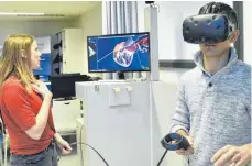  ?? FOTO: ANDREAS BRÜCKEN ?? Bei der Eröffnung des Virtual-Reality-Labs für Medizinstu­dierende war Lernen mit Cyber-Herz und virtuellem Darm möglich.