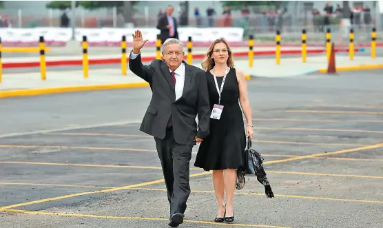  ??  ?? El candidato presidenci­al de la coalición Juntos Haremos Historia y su esposa, Beatriz Gutiérrez Müller.