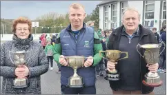  ?? (Pic: John Ahern) ?? Club chairman and Man of the Match in last year’s junior B hurling county final, Tom Kenneally Jr. (centre), pictured with former chairman, John Condon Sr. and his wife, Mary, during a visit to Araglin National School with the cups last Friday morning.