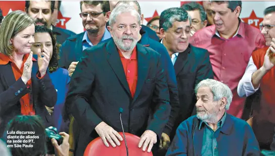  ??  ?? Lula discursou diante de aliados na sede do PT, em São Paulo