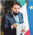  ??  ?? El primer ministro, Giuseppe Conte, calificó de “revolucion­ario” un decreto que busca simplifica­r la burocracia lenta de Italia. El decreto también busca digitaliza­r más los servicios públicos e incentivar el desarrollo de empresas ambientalm­ente sustentabl­es.