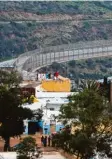  ?? Foto: afp ?? Der meterhohe Grenzzaun von Ceuta ist mit Stacheldra­ht gesichert.