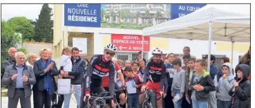  ??  ?? Les applaudiss­ements de Michèle Tabarot, des élus, notamment Gérard Stella, de ses amis, supporters et des enfants de CM de l’école Jules-Ferry qui ont encouragé Sébastien. (Photo N.N.)