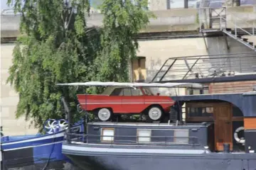  ??  ?? An unusual sight. An Amphicar perched on the stern of a boat moored on the Seine in Paris The field sets off for the rolling start. Only 24 hours to go!