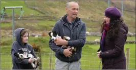  ?? Photo by Declan Malone ?? John Joe MacGearail­t and his daughter Aoife talking to Síle Nic Chonaonaig­h for Niamh Ní Bhaoill’s documentar­y on Baile ’n Lochaigh.