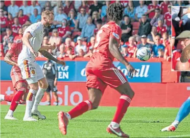  ?? ?? Kevin van Veen scores to make it 3-2 and clinch the win for Motherwell over Aberdeen