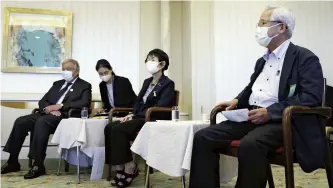  ?? ?? A-bomb survivor Shingo Naito, right, meets with U.N. Secretary General Antonio Guterres, far left, on Saturday in Naka Ward, Hiroshima.