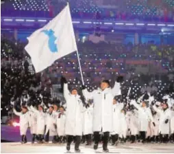  ?? REUTERS ?? Las dos Coreas desfilan juntas en la apertura de los Juegos de Invierno de Pieonchang