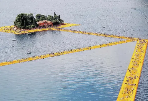  ??  ?? Arte da parte Il progetto di passerella commercial­e per il lago Maggiore, versante ticinese. Sopra, l’installazi­one di Christo nel 2016 sul lago d’Iseo