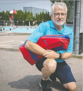  ?? PIERRE OBENDRAUF ?? Raynald Hawkins, executive director of the Société de sauvetage, at the Maisonneuv­e pool that was the site of a drowning over the weekend. This week historical­ly has the highest number of drownings.