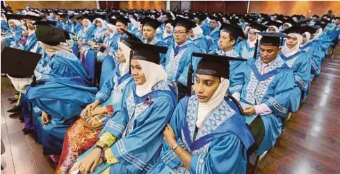  ?? [FOTO HIASAN] ?? Pendidikan percuma mampu memberi peluang kepada lebih ramai individu, terutama golongan kurang mampu melanjutka­n pengajian ke universiti.