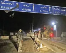  ?? AFP ?? Ein türkischer Militärkon­voi passiert die Grenze zu Syrien.