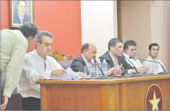  ??  ?? Convencion­ales cartistas de la ANR se reunieron ayer a la tarde en la Junta de Gobierno de la ANR para decidir que pedirán sanciones contra los colorados “rebeldes”.