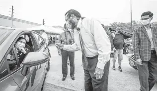  ?? Steve Gonzales / Staff photograph­er ?? U.S. Rep. Al Green talks to a woman at a vaccinatio­n clinic in Houston. A survey shows 44 percent of Texans went against a common assumption — that people trust vaccines in general, even if they’re concerned about the ones for COVID-19.