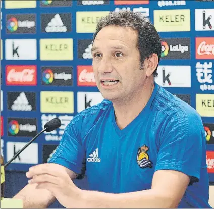  ?? FOTO: UNCITI ?? Eusebio Sacristán, hablando en la sala de prensa de Zubieta en la previa del partido ante el Betis