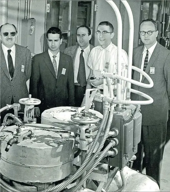  ?? EDITORIAL GUADALMAZÁ­N ?? Projecte Islero. A dalt, el director del projecte, Guillermo Velarde (el tercer per l’esquerra), al costat del responsabl­e de la Junta d’Energia Nuclear, amb ulleres fosques, José María Otero, durant una visita a la companyia nord-americana Atomics Internacio­nal el 1958. A l’esquerra, esquema d’una bomba atòmica, dissenyada amb el mètode de la implosió, extret dels documents que componien els dossiers del projecte Islero.