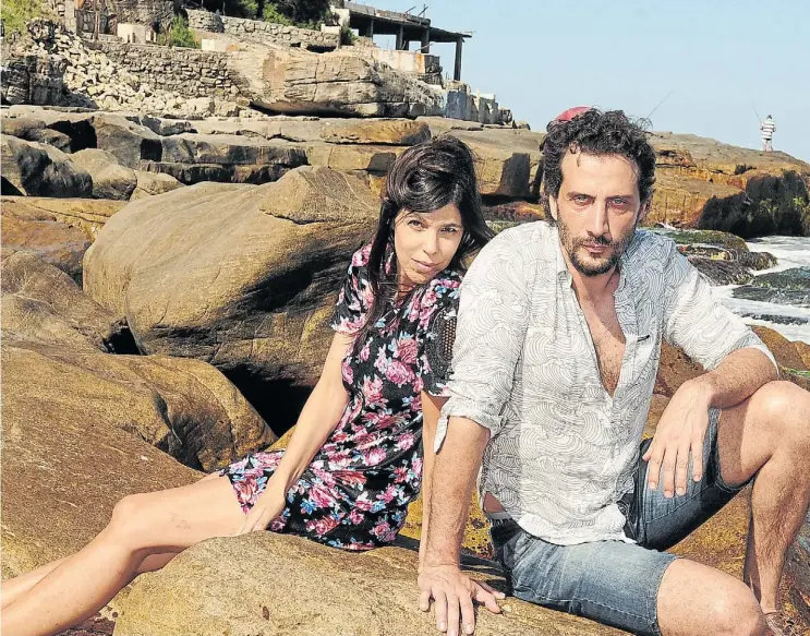  ?? FABIÁN GASTIARENA ?? En el mar. Luciano Cáceres y Valentina Bassi son los protagonis­tas de la obra que también lo tiene a él como director. Ya hicieron varios trabajos juntos.