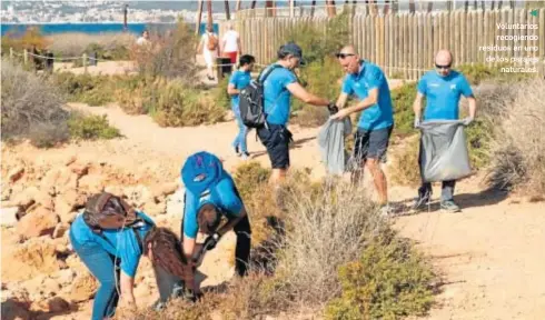  ??  ?? Voluntario­s recogiendo residuos en uno de los parajes naturales.