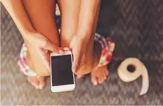  ?? Foto: Shuttersto­ck ?? Immer mehr Handynutze­r nehmen ihr Smartphone mit auf die Toilette.