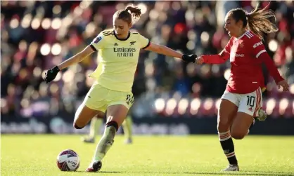  ?? ?? Vivianne Miedema lines up the shot which broke the deadlock in Arsenal’s victory over Manchester United. Photograph: Jan Kruger/Getty Images