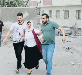  ?? SERTAC KAYAR / REUTERS ?? Pànic a Nusaybin (Turquia) per la caiguda de projectils des de Síria