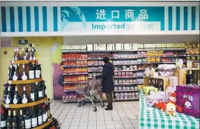  ?? FOR CHINA DAILY ?? A shopper picks imported products at a supermarke­t in Taiyuan, Shanxi province. ZHANG YUN /