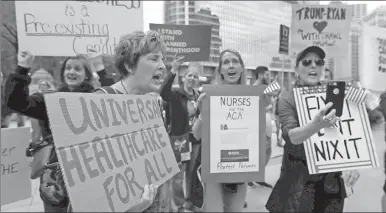  ??  ?? Un grupo de manifestan­tes protesta contra las políticas de salud del presidente de Estados Unidos, Donald Trump, en la ciudad de Chicago