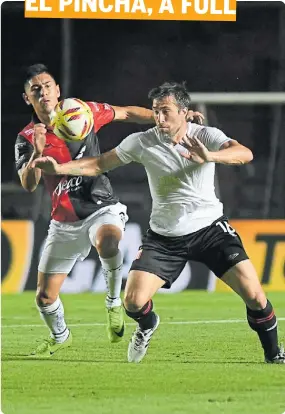  ??  ?? MARIANO PAVONE LA PELEA CON EMANUEL OLIVERA, UNA CONSTANTE DEL PARTIDO.