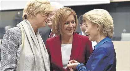  ?? REUTERS / ERIC VIDAL ?? Las ministras de Defensa Roberta Pinotti (Italia), Cospedal (España) y Ursula von der Leyen (Alemania).