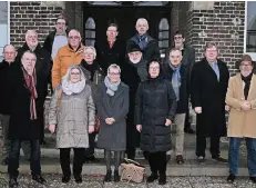  ?? FOTOS: HEINZ-JOSEF MERTENS ?? Klassenfot­o früher und heute vor der Realschule in Gangelt: Die Schüler des Entlassjah­rgangs 1967 trafen sich jetzt wieder.