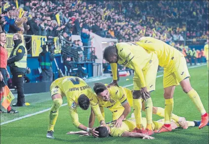  ?? FOTO: EFE ?? Euforia del Villarreal en el Estadio de la Cerámica Los de Javi Calleja lograron un triunfo vital en su lucha por eludir el descenso