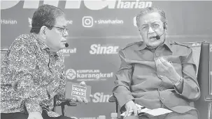  ?? — Gambar Bernama ?? PUNCA HUTANG NEGARA: Dr Mahathir (kanan) berucap pada Program Bicara Minda anjuran Kumpulan Media Karangkraf di Dewan Karangkraf di Shah Alam, kelmarin. Turut hadir moderator Tan Sri Johan Jaafar.