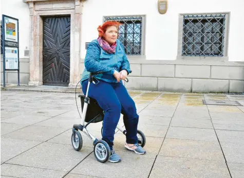  ?? Foto: Bernd Hohlen ?? Sabine Hübner leidet an einer seltenen Krankheit. Sie verlor ihren Arbeitspla­tz bei der Stadt.