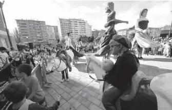  ??  ?? Desfile de gigantes en el día de comienzo de las fiestas.