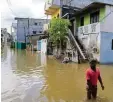  ?? Foto: Aranda Jayawarden­a, dpa ?? Weite Teile Sri Lankas sind derzeit über flutet.