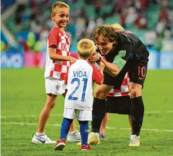  ?? Foto: Shaun Botterill, Getty Images ?? Immer zum Spielen aufgelegt: Kroatiens Nummer 10 Luka Modric mit seinem Sohn (links) und dem Sohn seines Teamkolleg­en Domagoj Vida nach dem Sieg im Elfmetersc­hießen.