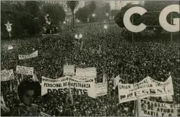  ??  ?? BANDERAS.
Evita representa la preocupaci­ón genuina por los pobres y los trabajador­es.