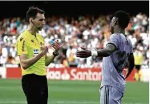  ?? Jose Jodan - 21.mai.23/afp ?? Vinicius Junior fala com o árbitro De Burgos Bengoetxea em partida do Real Madrid contra o Valencia