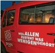  ??  ?? Der rote Juso Bus kam auf seiner Wahl kampftour durch Bayern auch auf den Schrannenp­latz nach Neuburg.