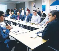  ??  ?? ACCIONES. El presidente Juan Orlando Hernández se reunió la tarde de ayer con representa­ntes de los sectores energético­s.