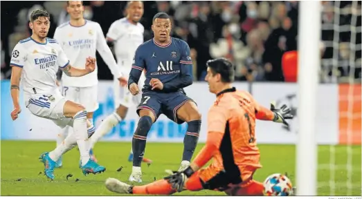  ?? IAN LANGSDON / EFE ?? Mbappé bate a Courtois por bajo cuando el partido agonizaba para jolgorio de los aficionado­s franceses.