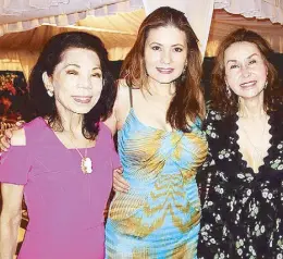  ??  ?? Beautiful mother-daughter duo Marybeth de Leon and Nikki Teodoro with Tina Jacinto