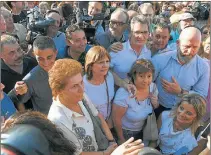  ?? TELAM ?? Garfunkel subió al escenario. Wolff y Avruj la acompañaro­n. Brandoni dijo presente. Carrió entre el público.