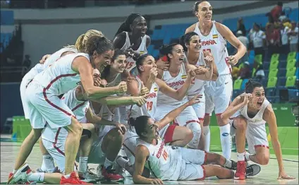  ?? FOTO: EFE ?? Las jugadoras de la selección femenina, celebrando el éxito conseguido en la cita olímpica 2016