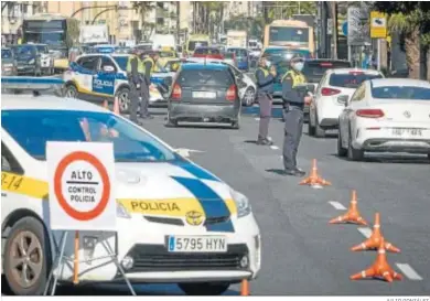  ?? JULIO GONZÁLEZ. ?? Control de la Policía Local de Cádiz a la entrada de la ciudad.