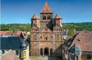  ??  ?? La Sainte Ampoule de l’abbaye de Marmoutier, utilisée lors du sacre d’Henri IV, a disparu depuis 1792.